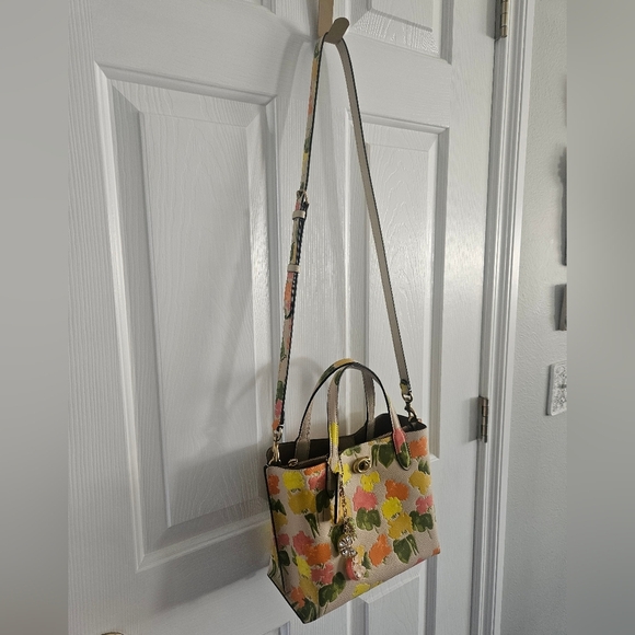 NWOT Coach Floral Printed Willow Tote 24 + Matching Piper K Fruit Bag Charm - Picture 5 of 13